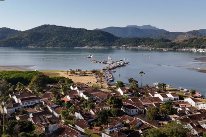 Vista panorâmica da baía de Paraty com ilhas, praias e mar azul cristalino — destino de veleiro na Costa Verde.