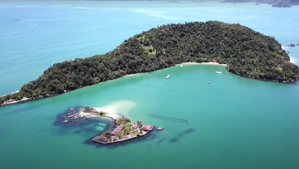 Vista do alta da Ilha do Cedro — destino de veleiro