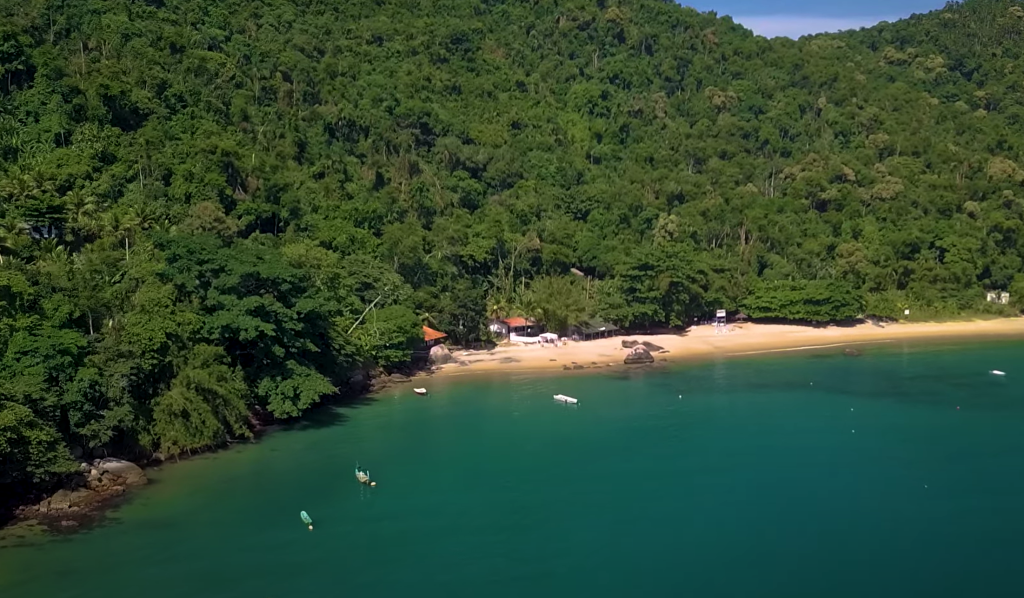 Vista panorâmica da Praia vermelha, Paraty — destino de veleiro