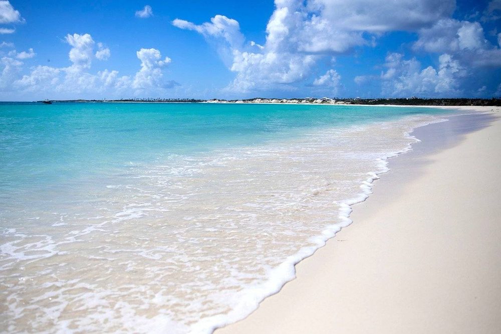 Praia de areia branca imaculada e água turquesa em Anguilla