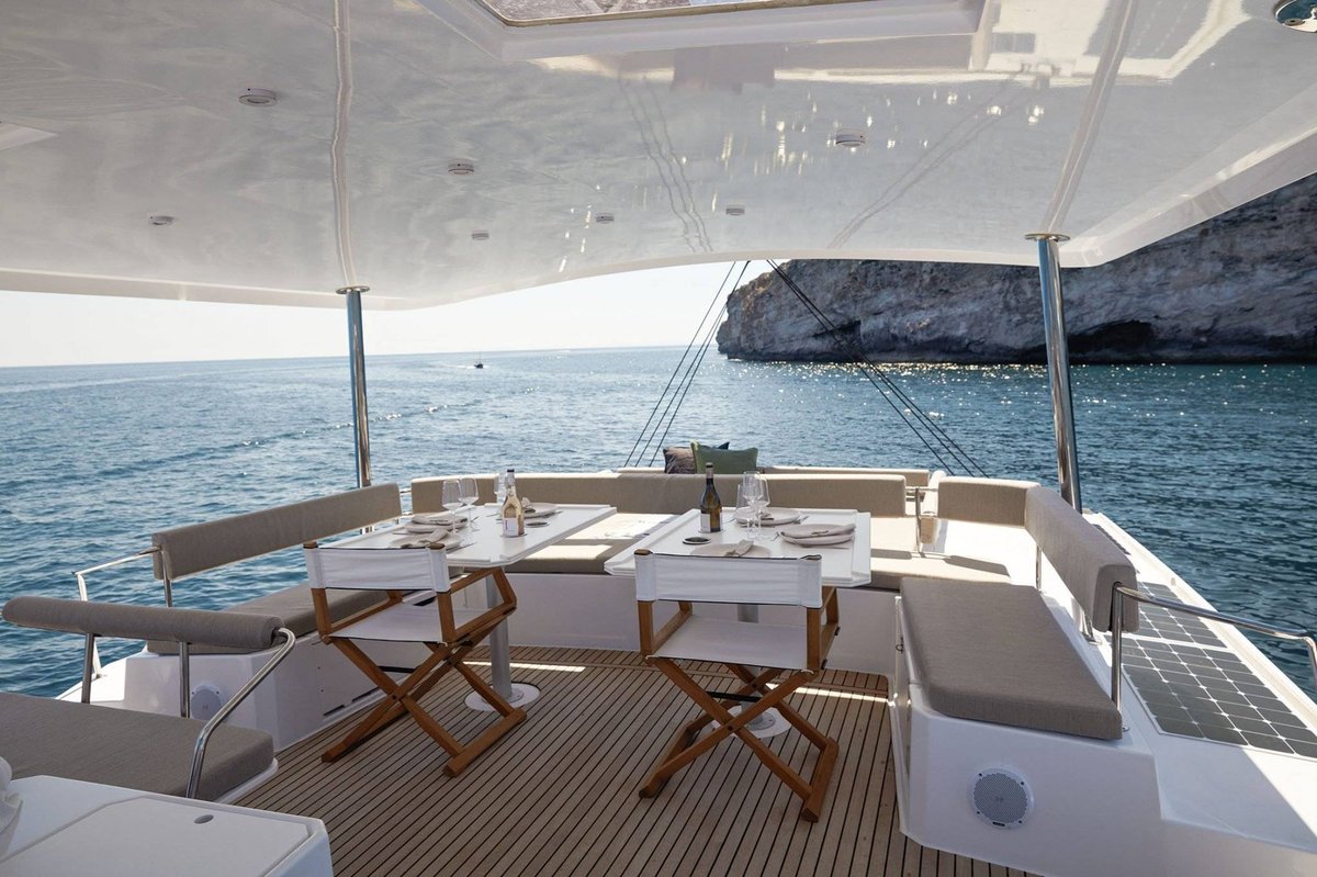 Cockpit de veleiro fundeado com vista para o mar da Costeira Amalfitana