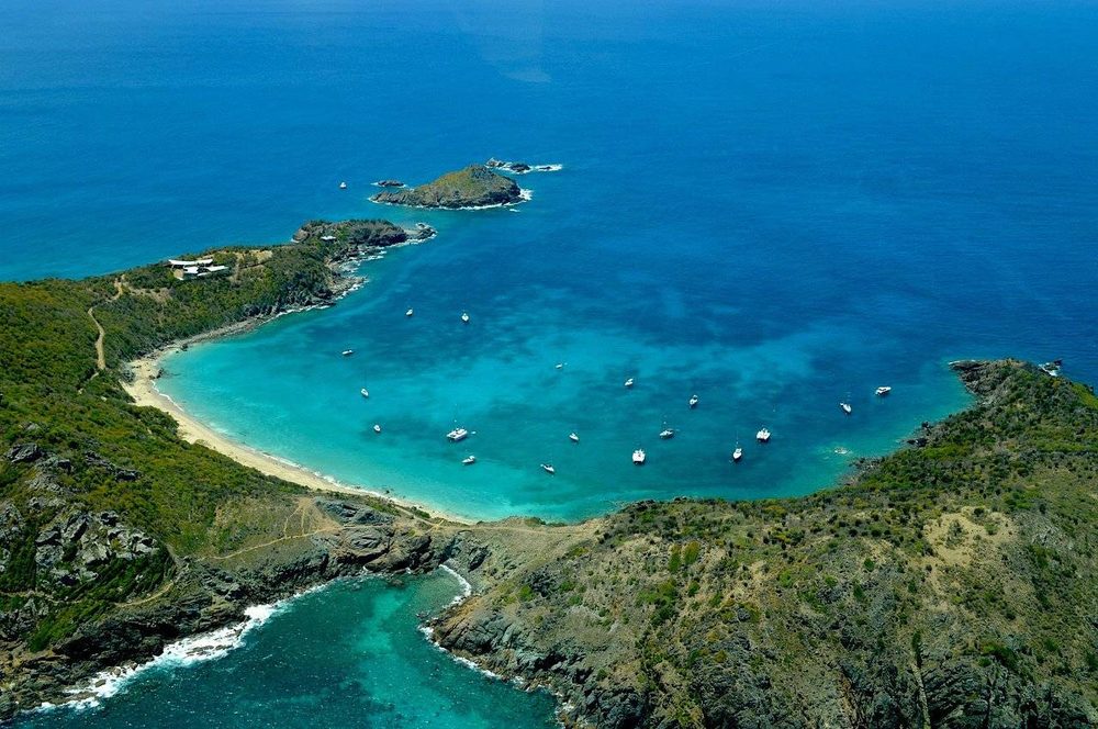 Vista aérea da Anse de Colombier com barcos fundeados em São Bartolomeu