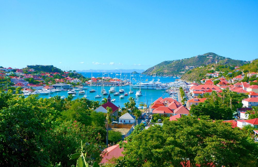 Porto de Gustavia, capital de São Bartolomeu, com iates e casas coloridas