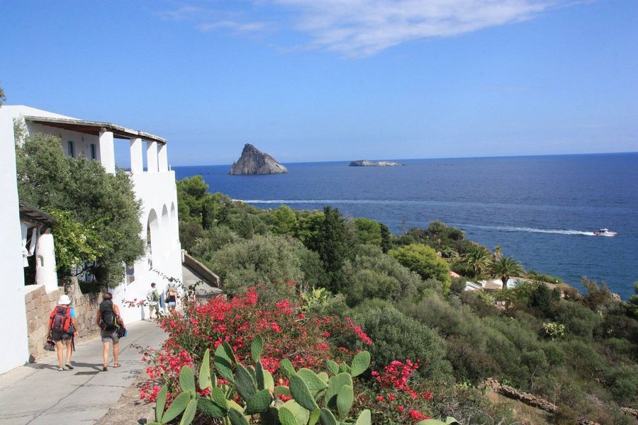 Vista da aldeia de Panarea com o mar azul ao fundo