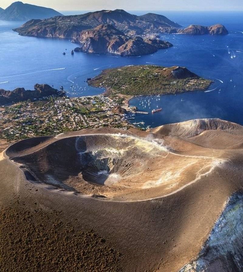 Cratera de Vulcano vista do ar com o arquipélago Eólio ao fundo