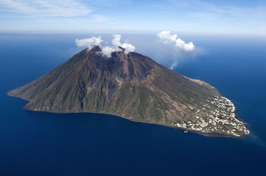 Vista aérea do vulcão de Stromboli no meio do mar